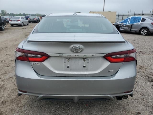 4T1T11AK8PU838386 - 2023 TOYOTA CAMRY SE NIGHT SHADE SILVER photo 6