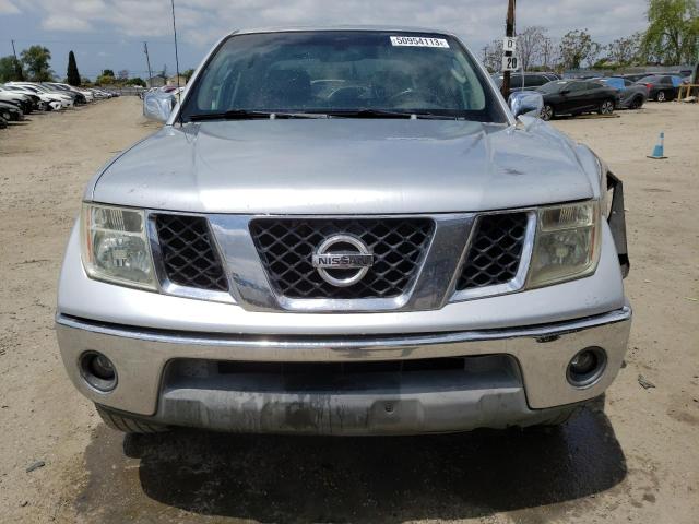 1N6AD07U15C460532 - 2005 NISSAN FRONTIER CREW CAB LE SILVER photo 5