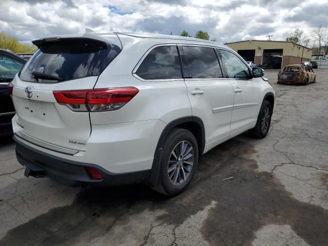 5TDJZRFH1JS554013 - 2018 TOYOTA HIGHLANDER SE WHITE photo 3