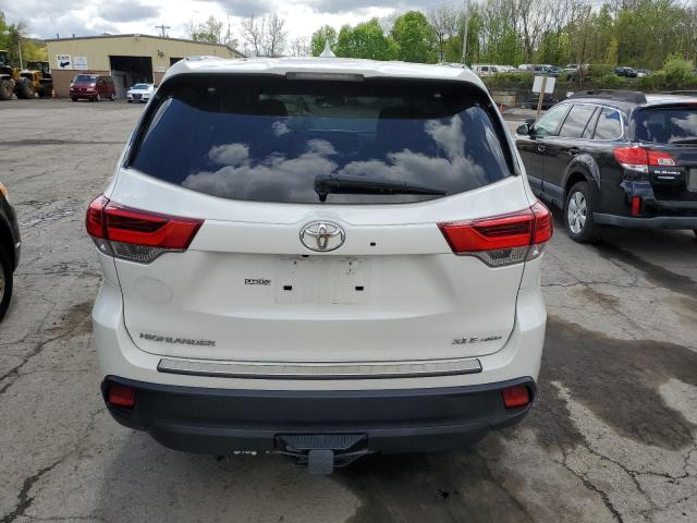 5TDJZRFH1JS554013 - 2018 TOYOTA HIGHLANDER SE WHITE photo 6