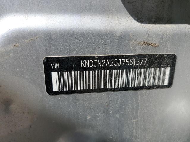 KNDJN2A25J7561577 - 2018 KIA SOUL SILVER photo 12