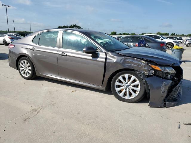 4T1B11HK3JU105610 - 2018 TOYOTA CAMRY L GRAY photo 4