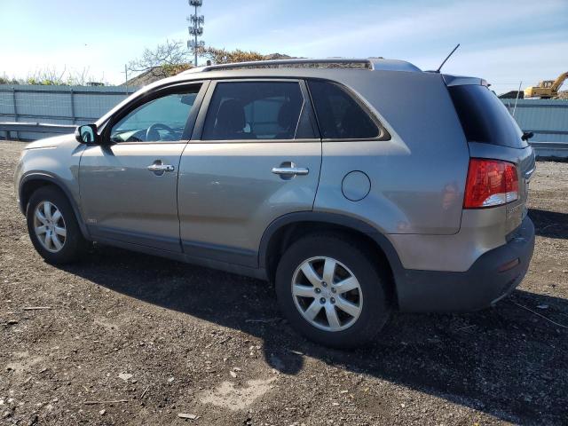 5XYKTCA14BG172828 - 2011 KIA SORENTO BASE GRAY photo 2