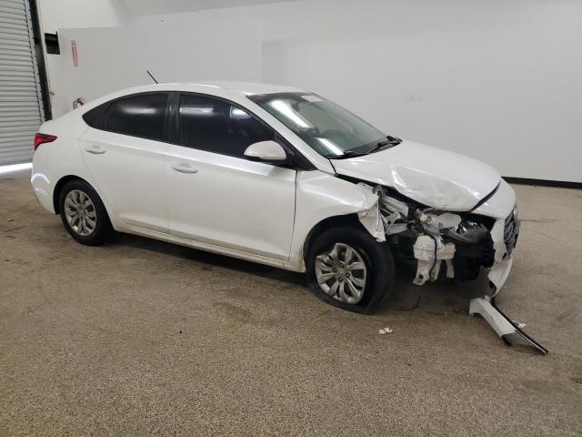 3KPC24A3XJE015329 - 2018 HYUNDAI ACCENT SE WHITE photo 4