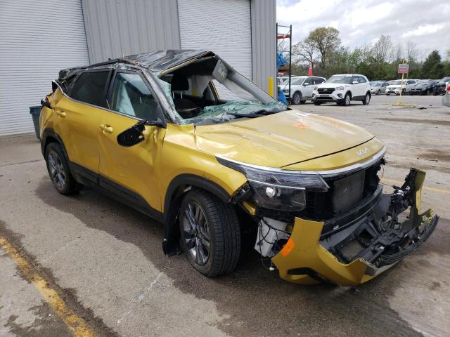 KNDEU2AA4N7264284 - 2022 KIA SELTOS S YELLOW photo 4