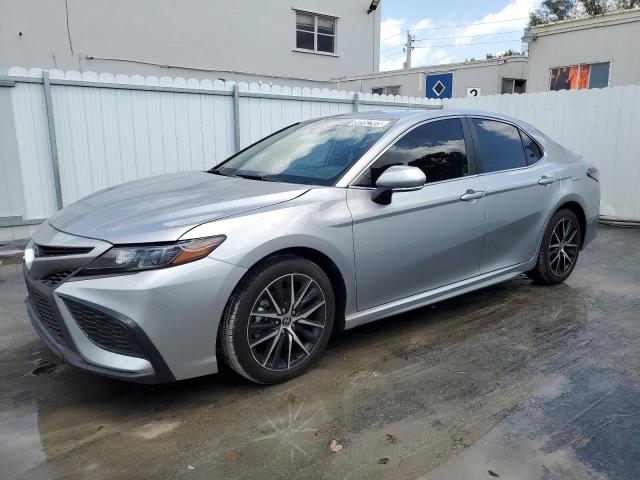 4T1G11AK8RU885910 - 2024 TOYOTA CAMRY SE NIGHT SHADE SILVER photo 1