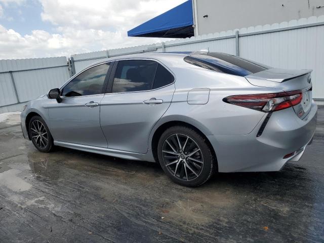 4T1G11AK8RU885910 - 2024 TOYOTA CAMRY SE NIGHT SHADE SILVER photo 2