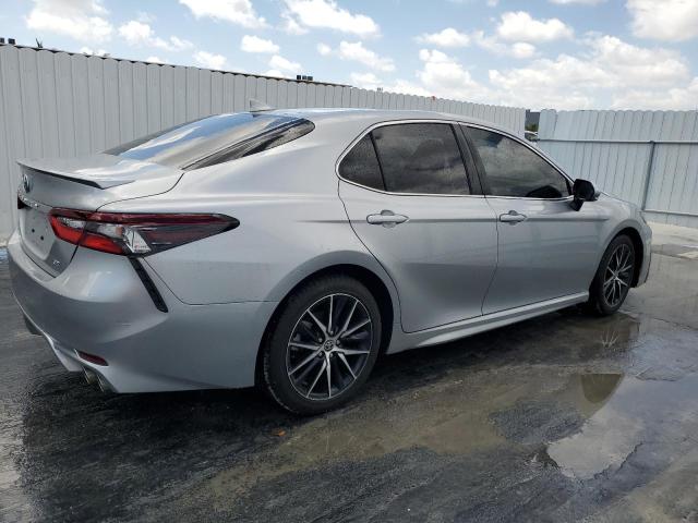 4T1G11AK8RU885910 - 2024 TOYOTA CAMRY SE NIGHT SHADE SILVER photo 3