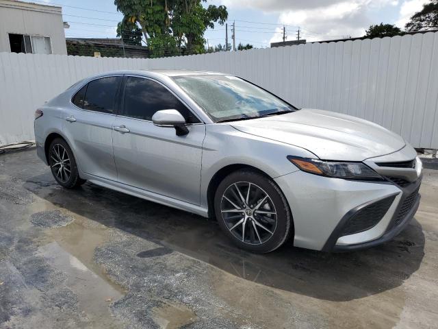 4T1G11AK8RU885910 - 2024 TOYOTA CAMRY SE NIGHT SHADE SILVER photo 4