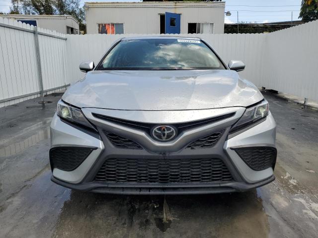 4T1G11AK8RU885910 - 2024 TOYOTA CAMRY SE NIGHT SHADE SILVER photo 5