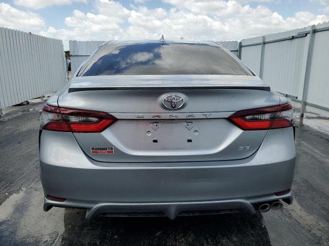 4T1G11AK8RU885910 - 2024 TOYOTA CAMRY SE NIGHT SHADE SILVER photo 6