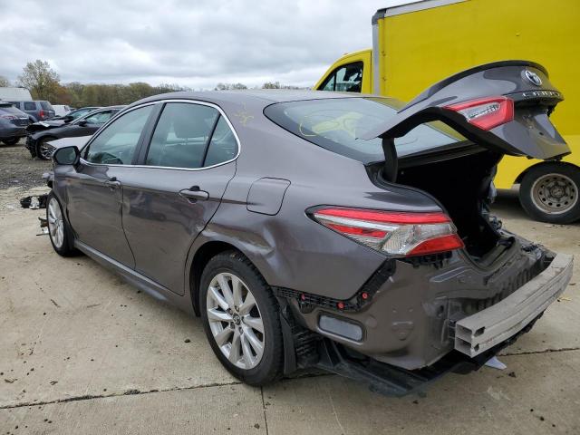 4T1B11HKXJU006606 - 2018 TOYOTA CAMRY L GRAY photo 2