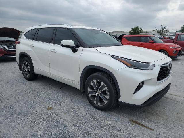 5TDGZRAH9MS051674 - 2021 TOYOTA HIGHLANDER XLE WHITE photo 4