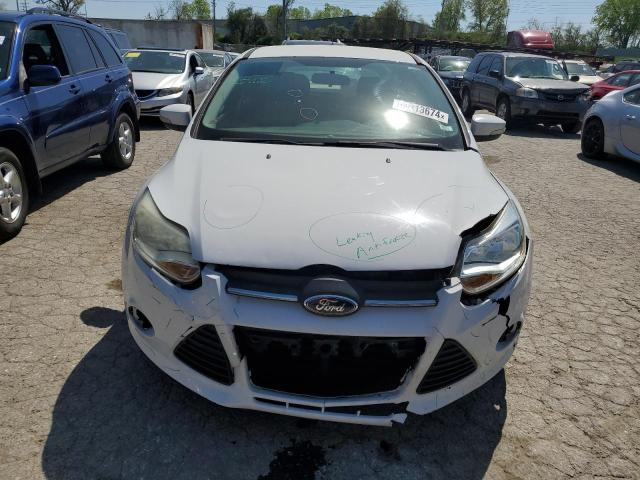 1FADP3K27EL284140 - 2014 FORD FOCUS SE WHITE photo 5