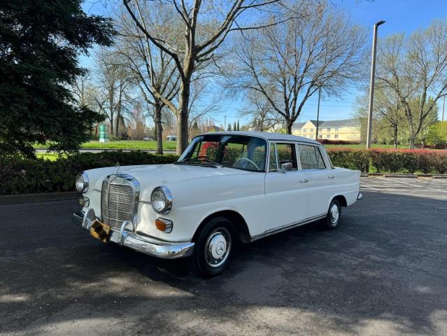 11011010304019 - 1967 MERCEDES-BENZ 200D WHITE photo 2