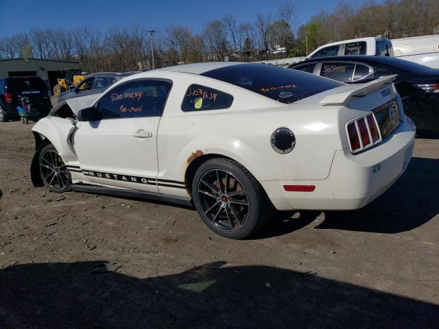 1ZVFT80N555208572 - 2005 FORD MUSTANG WHITE photo 2