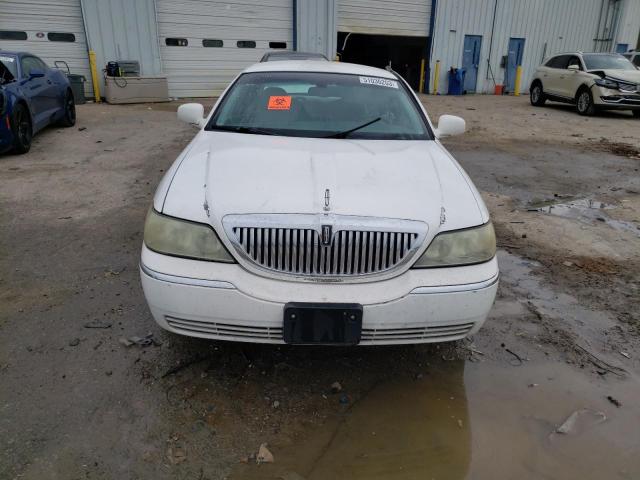 1LNHM81W44Y629949 - 2004 LINCOLN TOWN CAR EXECUTIVE WHITE photo 5