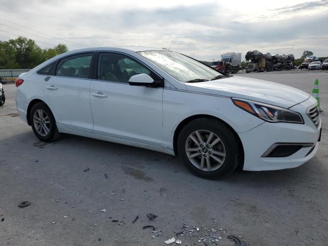 5NPE24AF4GH430587 - 2016 HYUNDAI SONATA SE WHITE photo 4