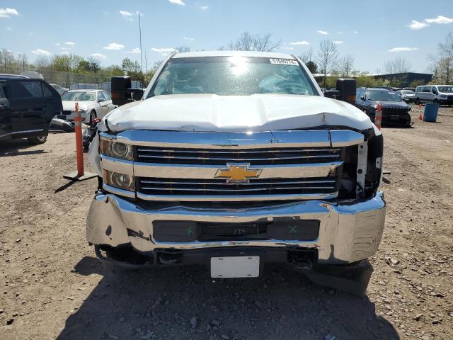 1GB1KUEG1JF104012 - 2018 CHEVROLET SILVERADO K2500 HEAVY DUTY WHITE photo 5