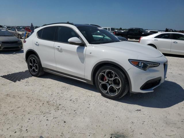 ZASPAKBN3N7D25487 - 2022 ALFA ROMEO STELVIO TI WHITE photo 4