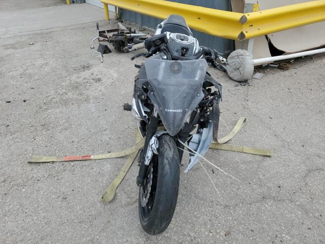 JKAEXEJ17HDA00052 - 2017 KAWASAKI EX650 J თეთრი ფოტო 2