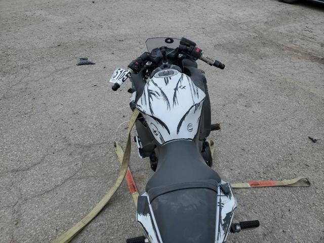 JKAEXEJ17HDA00052 - 2017 KAWASAKI EX650 J თეთრი ფოტო 6