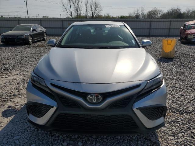 4T1G11AK0PU770148 - 2023 TOYOTA CAMRY SE NIGHT SHADE SILVER photo 5