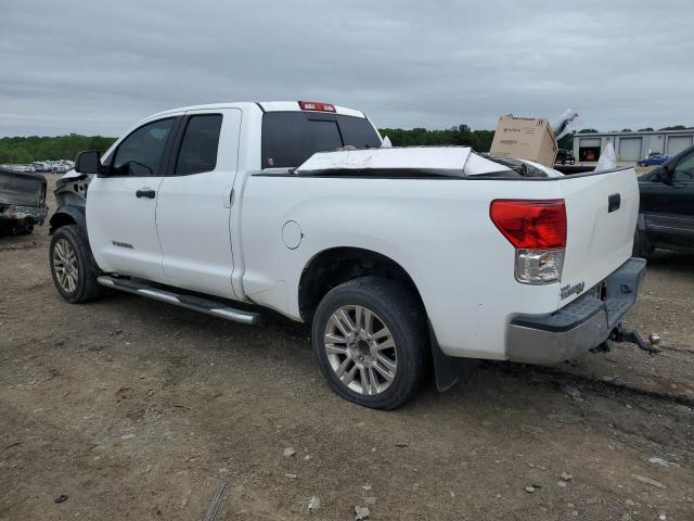 5TFRM5F11DX052761 - 2013 TOYOTA TUNDRA DOUBLE CAB SR5 WHITE photo 2