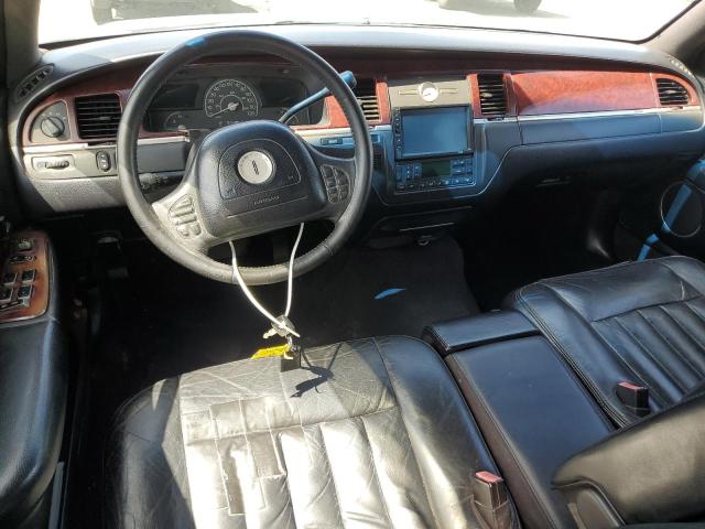 1LNHM84W13Y627957 - 2003 LINCOLN TOWN CAR EXECUTIVE L BLACK photo 8