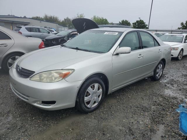 JTDBE32K520118929 - 2002 TOYOTA CAMRY LE SILVER photo 1