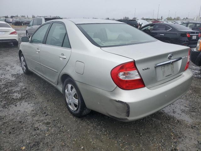 JTDBE32K520118929 - 2002 TOYOTA CAMRY LE SILVER photo 2