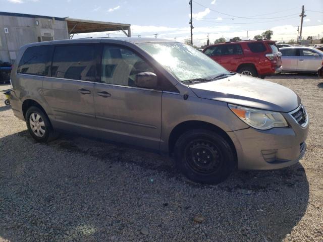 2V4RW4D13AR388046 - 2010 VOLKSWAGEN ROUTAN S GRAY photo 4