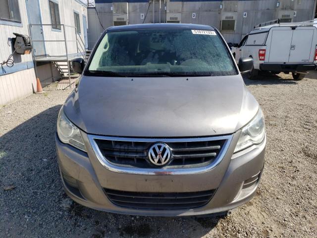 2V4RW4D13AR388046 - 2010 VOLKSWAGEN ROUTAN S GRAY photo 5