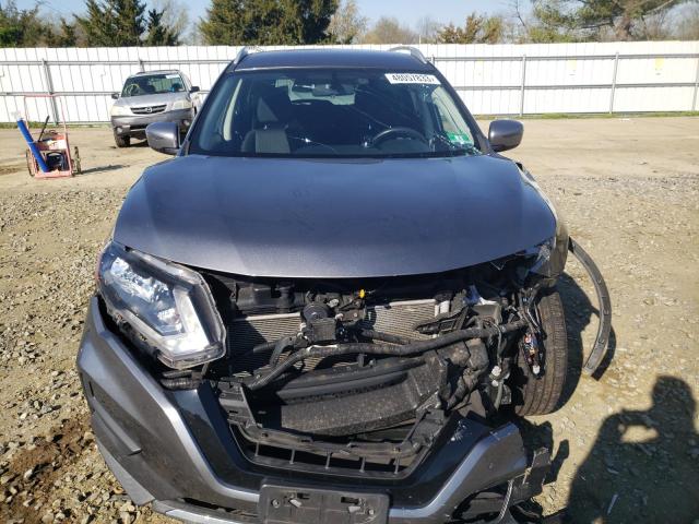 KNMAT2MV7JP610533 - 2018 NISSAN ROGUE S GRAY photo 5