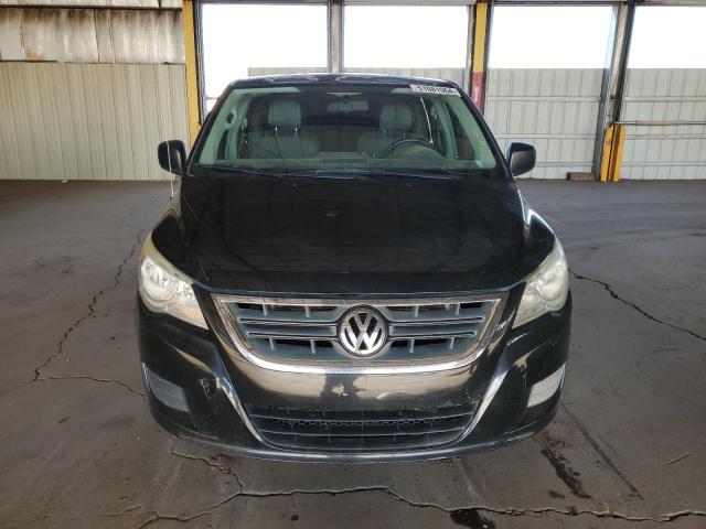 2C4RVAAG7DR725486 - 2013 VOLKSWAGEN ROUTAN S BLACK photo 5