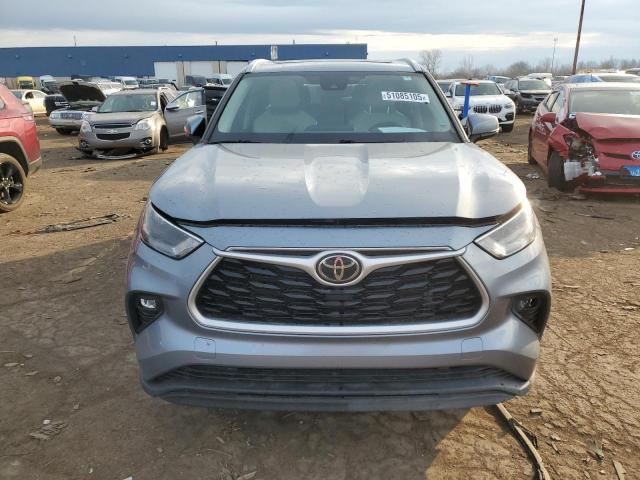 5TDGZRAH3NS102958 - 2022 TOYOTA HIGHLANDER XLE 银色 照片 5