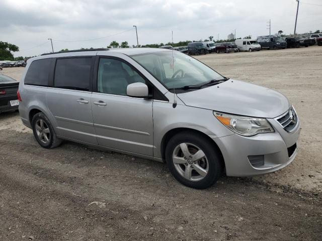 2V4RW3DG7BR767048 - 2011 VOLKSWAGEN ROUTAN SE GRAY photo 4