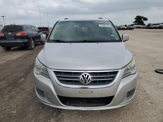 2V4RW3DG7BR767048 - 2011 VOLKSWAGEN ROUTAN SE GRAY photo 5