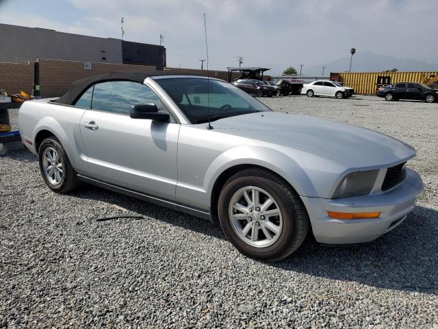 1ZVFT84N875352047 - 2007 FORD MUSTANG SILVER photo 4