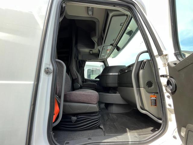 4V4NC9EH5KN897438 - 2019 VOLVO VN VNL WHITE photo 5