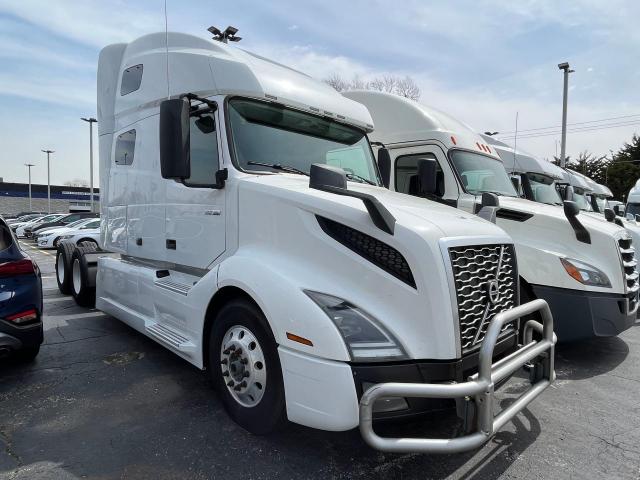 4V4NC9EH9KN897443 - 2019 VOLVO VN VNL WHITE photo 1