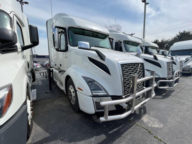 4V4NC9EH1LN211395 - 2020 VOLVO VN VNL WHITE photo 1