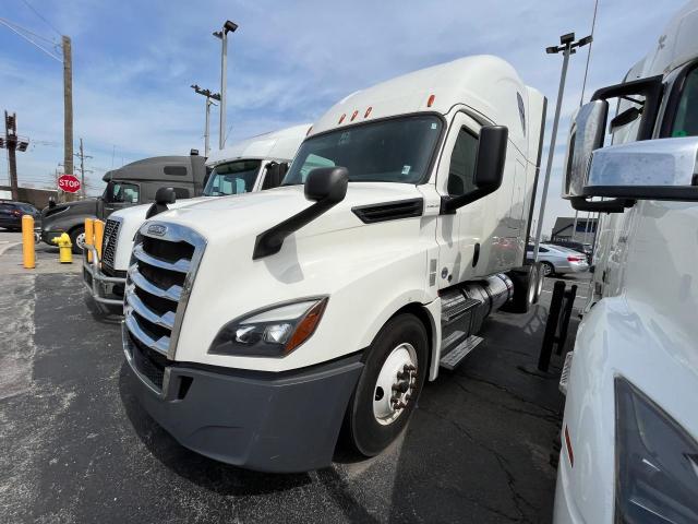 3AKJHHDV2KSKG5997 - 2019 FREIGHTLINER CASCADIA 1 WHITE photo 2