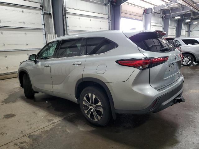 5TDGZRBH0NS181522 - 2022 TOYOTA HIGHLANDER XLE 银色 照片 2
