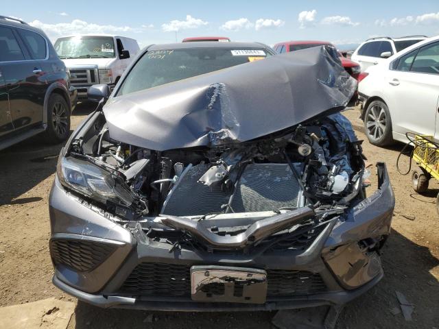 4T1G11AK5PU765883 - 2023 TOYOTA CAMRY SE NIGHT SHADE SILVER photo 5