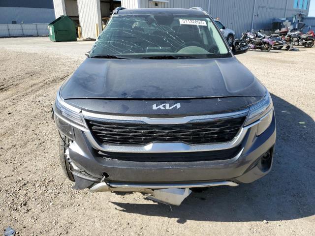 KNDEUCAA8N7241516 - 2022 KIA SELTOS S GRAY photo 5