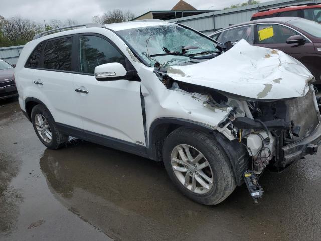 5XYKTCA60FG639955 - 2015 KIA SORENTO LX WHITE photo 4