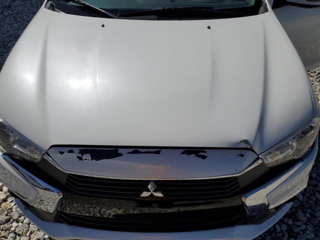 JA4AR3AW2GZ050946 - 2016 MITSUBISHI OUTLANDER ES WHITE photo 11