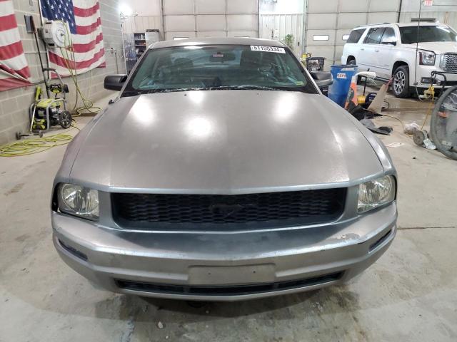 1ZVHT80N185168956 - 2008 FORD MUSTANG GRAY photo 5