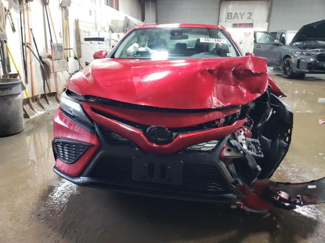 4T1G11AK8RU252419 - 2024 TOYOTA CAMRY SE NIGHT SHADE RED photo 5